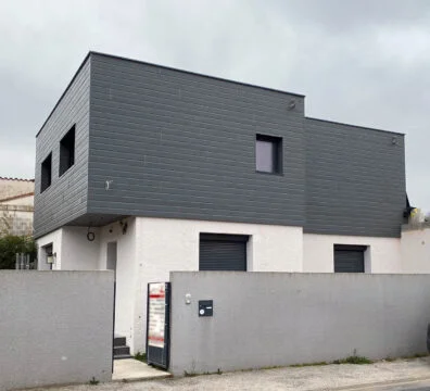 Bardage fibres bois composite CANEXEL RIDGEWOOD GRANIT plus durable et solide que le bardage Kaycan naturetech