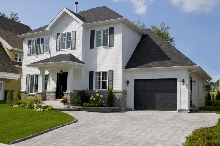 Bardage fibres bois composite CANEXEL RIDGEWOOD BLANC plus durable et solide que le bardage Kaycan naturetech