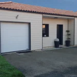 Vous souhaitez un bardage sans moulures de joint ? SCB a la solution.... 6 CLIN AIGIS GLR BLANC NACRE, Aigis bardage PVC écologique